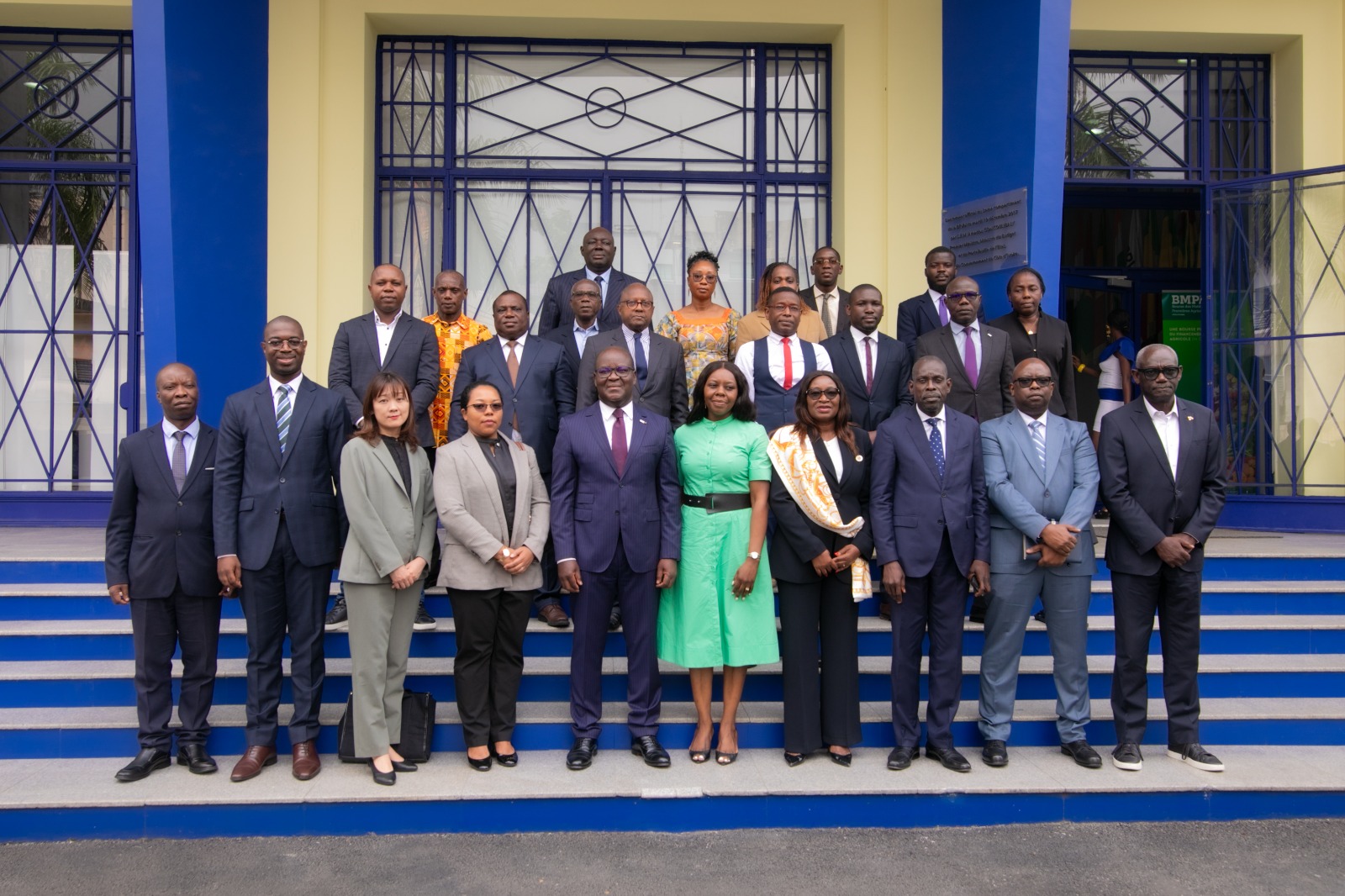 Photos de famille du Directeur Général de la BRVM en compagnie de ses invités. 